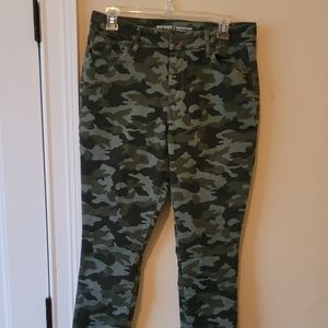 NWOT Old Navy Green Camo Frayed Ankle Denim Pants Capris Size 12R